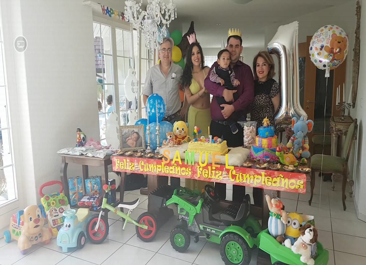 Samuel  Hofstetter  junto a su abuelo Reudi Hofstetter, su mamá Sthefania Puentes Ortega , su padre Philipp Hofstetter  y su abuela Gloria Ortega .